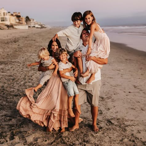 Family Beach Pictures Outfits, Beach Photoshoot Family, Sunset Family Photos, Beach Picture Outfits, Family Portrait Outfits, Family Photo Colors, Beach Photography Family, Summer Family Photos, Family Photoshoot Outfits