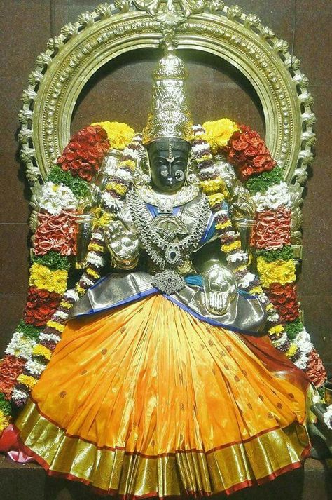 Goddess Mahalakshmi, Devi Maa, Bhagvan Wallpapers, Aadi Shakti, Shakti Goddess, Hindu Statues, Lakshmi Images, Hindu Mantras, Devi Durga