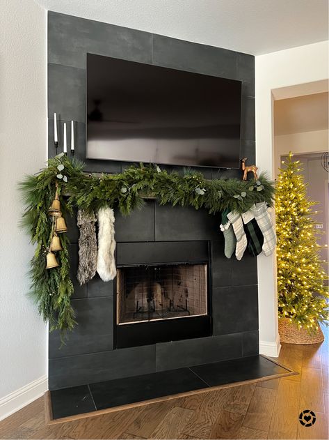 Dark Mantle Christmas Decor, Christmas Decor Ideas Black Fireplace, Black Christmas Fireplace, Fireplace Wall Christmas Decor, Christmas No Mantle Fireplace, Black And Gold Christmas Mantle, Black Fireplace Christmas Decorations, Black Mantle Christmas Decor, Black Christmas Mantle