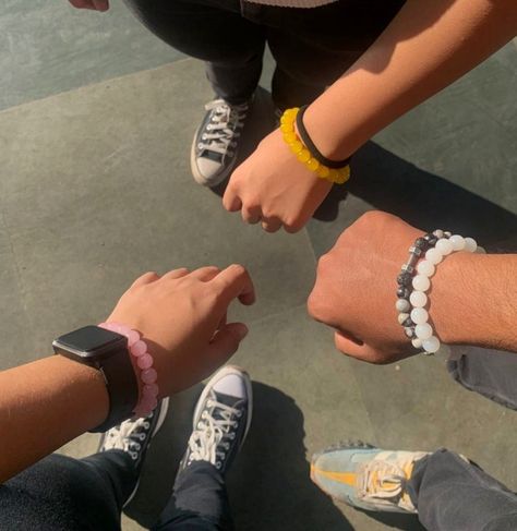 Trio Matching Accessories, Matching Trio Bracelets, Trio Matching Bracelets, Accessories Photo Ideas, Trio Friendship Bracelets, Trio Photo Ideas, Besties Bracelet, Friendship Bracelets Matching, Trio Bracelets