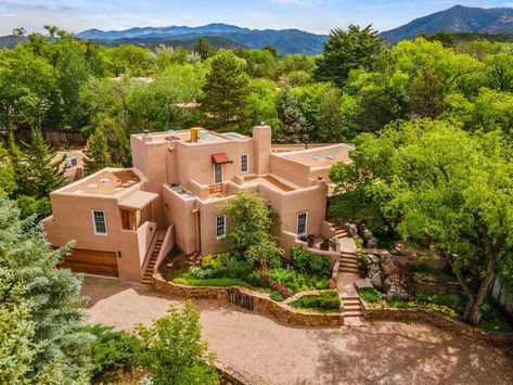 5 Adobe-Style Homes In The American Southwest - Forbes Global Properties Pueblo Style Homes Exterior, Southwest Adobe Homes, Santa Fe New Mexico Homes, New Mexico Aesthetic Home, Adobe Homes Exterior, Pueblo Style Homes, New Mexico Style Home, New Mexico Aesthetic, Arizona Architecture