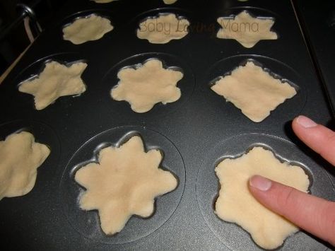 recipe and directions for Wilton snowflake sugar cookie pan. Wilton Sugar Cookie Recipe, Cookie Pan Recipe, Snowflake Sugar Cookie, Molded Cookie Recipe, Snowflake Sugar Cookies, Snowflake Sugar, Cookie Pan, Sugar Cookie Recipe Easy, Best Sugar Cookie Recipe