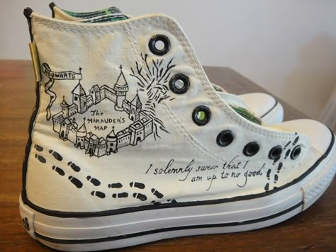 I want!!! Harry Potter Boots Shoes, Harry Potter Converse, Harry Potter Shoes, Converse Embroidery, Cute Converse Shoes, Converse Design, Stile Harry Potter, Painted Converse, Embroidered Converse