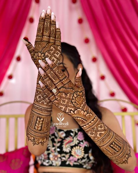 Beautiful Simran’s backhand henna ✨ Decore: @kwcdecor Latest Back Side Mehndi Designs, Bridal New Mehndi Designs, Mehndi Design For Wedding, Bridal Mehendi Designs Wedding Henna Hands, Bridal Mehndi Designs Back Hands, Mehndi Back Hand Designs, Henna Party Decorations, Bridal Back Hand Mehndi Design, Bridal Back Hand Mehndi