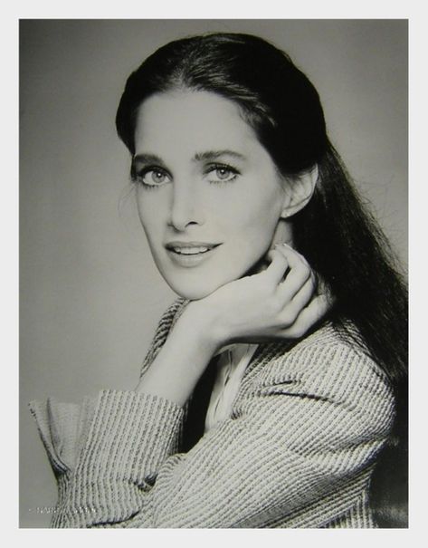 1983 - Connie Sellecca Drivers Licence Photo, Connie Sellecca, 80s Beauty, Greatest American Hero, Kibbe Dramatic Classic, Brunette Actresses, Kibbe Dramatic, Vintage Actors, Beautiful Haircuts