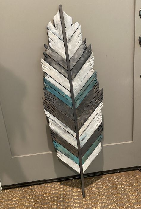 Scrap Pallet Wood Diy Projects, Wooden Feathers Diy, Wood Feather Diy, Feather Wood Art, Wood Feather Wall Art, Minwax Stain Colors, Scrap Wood Art, Wooden Feather, Wood Feather