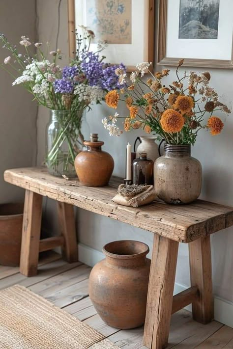 Entryway Table Decor, Casa Country, Casa Vintage, Bench Decor, Belek, Farmhouse Decor Living Room, Home Entrance Decor, Entrance Decor, Decoration Inspiration