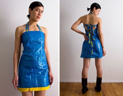 Ikea Dress- Great idea for costume! Anything But Clothes Party Ideas, Plastic Bag Dress, Anything But Clothes Party, Anything But Clothes, Recycled Costumes, Trash Fashion, Ropa Upcycling, Recycled Outfits, Ikea Shopping