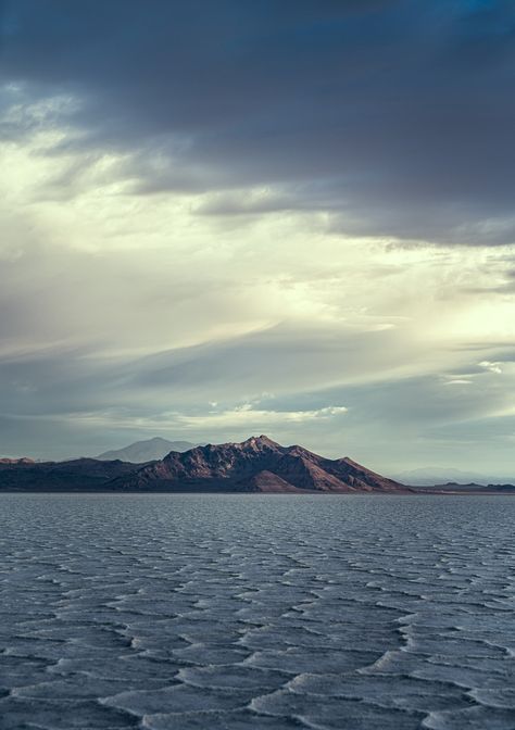 #SalarDeUyuni in Bolivia is the world's largest salt flat, stretching over 10,000 square kilometers. After a rain, it turns into a giant mirror reflecting the sky, creating a surreal, dreamlike landscape. A must-see spectacle! #TravelThursday #UniqueDestinations #FunFact Dreamlike Landscape, Oleksandr Usyk, Giant Mirror, Salt Flat, Wroclaw Poland, Bonneville Salt Flats, Salt Flats, Bungee Jumping, Woodland Hills