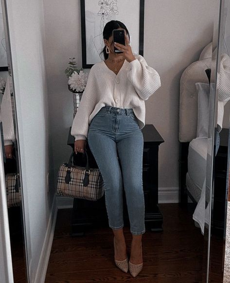 Blazer Outfits Classy Work, White Long Sleeve Outfit, Cute Professional Outfits, Corporate Baddie, Casual Chic Outfits, Winter Fashion Outfits Casual, Professional Outfits Women, Stylish Work Attire, Business Casual Outfits For Work