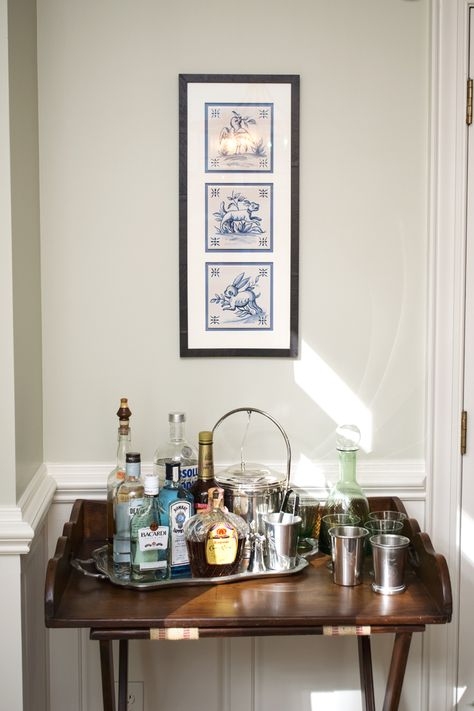 Butler Table Decor, Tabletop Bar Setup, Mirror Bar Tray, Bar Cart Dining Room Ideas, Bar Tray Styling Display, Alcohol Set Up For Party, Bar Tray Styling, Liquor Table, Parlor Ideas