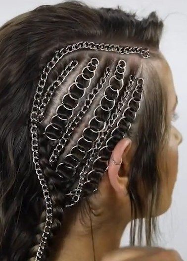 Gold Chain Hairstyle, Hairstyles With Chains, Chains In Hair, Hair Chain Hairstyles, Chain Hairstyles, Amazing Hair Styles, Chain Braids, Chain Link Braid, Egyptian Hairstyles