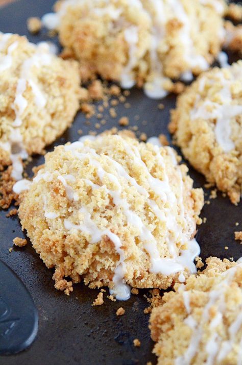 Big buttermilk cinnamon muffins topped with an extra helping of buttery streusel topping and a sweet glaze. Buttermilk Cinnamon Crumble Muffins recipe Fun Breads, Big Muffins, Buttermilk Muffins, Desserts Homemade, Crumble Muffins, Breakfast Maker, Cinnamon Crumble, Sweet Glaze, Streusel Muffins