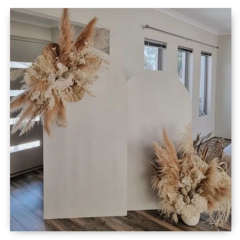 Pampas Grass Photo Backdrop Diy, Pampa Backdrop, Boho Bridal Backdrop, Soft Bridal Shower Decor, Boho Bridal Shower Flowers, How To Decorate A Stage For A Wedding, Backdrop With Feathers, Boho Flowers For Arch, Baby Shower Flower Centerpieces Neutral