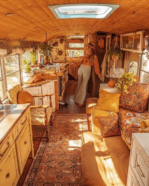 Old School Bus Aesthetic, Converted Buses Home, Refurbished School Bus, School Bus Van Life, Schoolbus House Converted Bus, Bus Life Interior, Bus Living Interiors, School Bus Aesthetic, Renovated School Bus