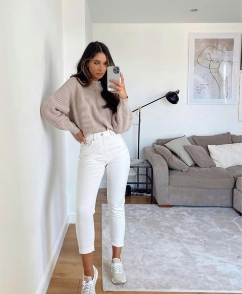 White Mom Jeans Outfit, Sophie Moulds, White Pants Outfit Winter, Hm Jeans, Mom Jeans Outfit Winter, White Pants Outfit, White Jeans Outfit, Mom Jeans Outfit, Cold Outfits