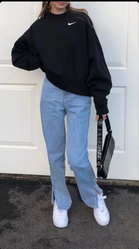 Black Hoodie And Blue Jeans Outfit, Cute Hoddies Outfits Woman, Black Nike Crewneck Outfit, Hoody Outfits Women Jeans, Black Nike Sweatshirt Outfit, Black Hoodie Outfit Aesthetic, Nike Crewneck Outfit, Hoddies Outfits Woman, Nike Sweatshirt Outfit