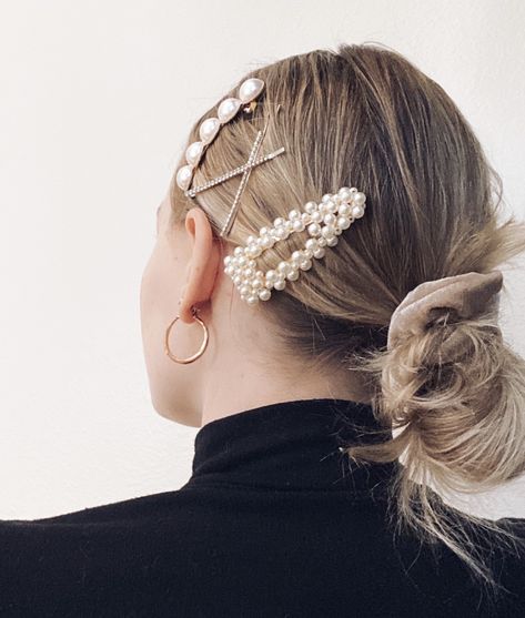 Pearl clips, hair clip aesthetic, hoops, gold hoops, messy bun, hair aesthetic Hair Accssesories Aesthetic, Pearl Clips Hairstyle, Pearl Clip Hairstyle, Pearl Clips In Hair, Hair Accesories Aesthetic, Hair Pins Aesthetic, Barettes Hairstyles, Hair Barrettes Hairstyles, Clips Aesthetic