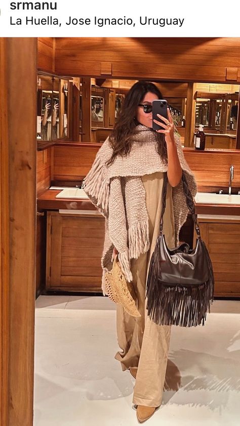 Boho Chic Winter Outfits, Winter Hippie Outfits Boho, Boho Winter Outfits Hippie, Italian Winter Fashion, Winter Boho Outfits, Winter Hippie Outfits, Boho 2024, Bohemian Style Winter, Boho Fall Outfits