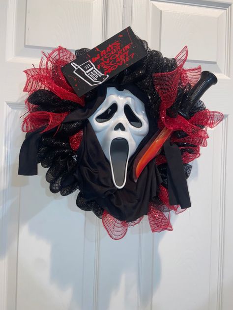 Black & red mesh wreath with ghost face mask, knife & sign Scary Movie Wreath, Scream Movie Birthday Party Ideas, Scream Wreath Halloween, Scream Themed Bedrooms, Scream Movie Birthday Party, Scream Wreath, Ghostface Party, Scream Party, Spooky Projects