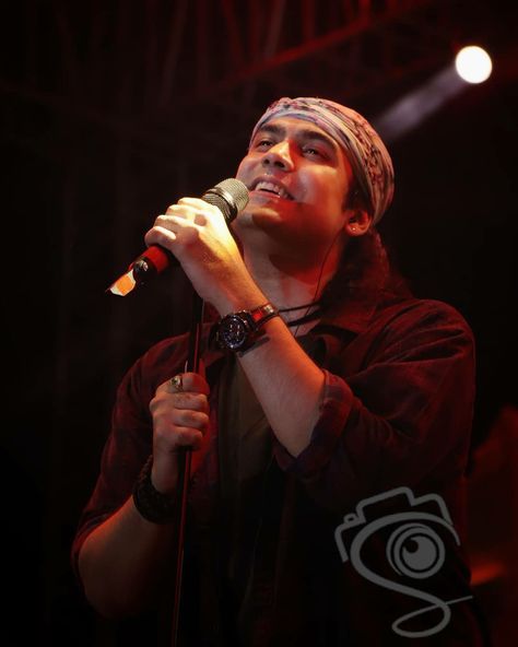 Jubin Nautiyal Bollywood singer and musician Arijit Singh Photos New, Guitar Performance, Jubin Nautiyal, 4k Images, Cool Album Covers, Green Background Video, Men Photoshoot, Emotional Photography, Photo Pose Style