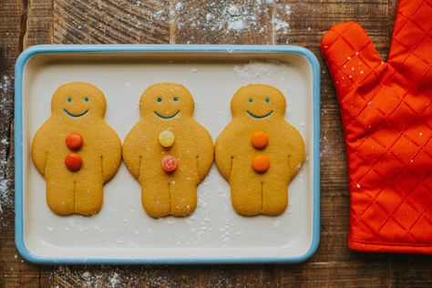 How to Clean Baking Trays & Oven Trays - 5 Top Tips | Cleanipedia UK Tap Cleaner, Beauty Blender Cleaner, New Oven, Clean Baking, Baking Trays, Burnt Food, Beauty Salon Logo, Clean Microwave, New Fruit