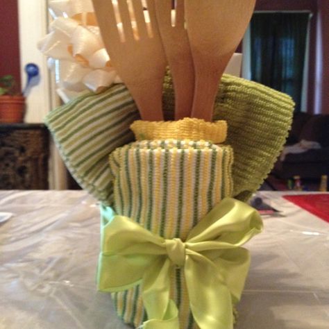 Wedding shower, house-warming, new neighbors?  Wrap a tall glass or mug with a single, folded dish-towel, use a rubber band to secure its place.  Next, use another rubber band to add oven-mitts or gloves around the glass.  Add wooden spoons or other kitchen utensils by wrapping them in additional kitchen dish towels. Lastly, add ribbon to mask rubber bands and/or bows to add some flare. Dish Towel Cakes, Christmas Tree Inspiration Simple, Towel Cake, Towel Cakes, Gift Baskets For Men, Collars Diy, Soap Ideas, Christmas Tree Inspiration, Cadeau Diy