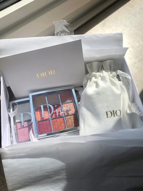 Makeup Gift Ideas Birthday, Dior Highlighter Aesthetic, Makeup Gifts Basket, Dior Highlighter, Dior Gift, Dior Eyeshadow, Cute Travel Outfits, Kylie Jenner Look, Luminous Silk Foundation