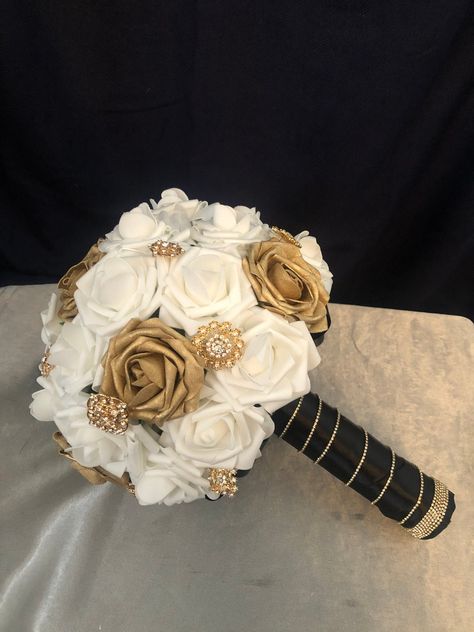 Gold Rose Bouquet, White And Gold Wedding Themes, Hoco Flowers, Gold Wedding Bouquets, Gold Quinceanera, Gold Wedding Flowers, Speakeasy Party, Cake Favors, Black Bouquet