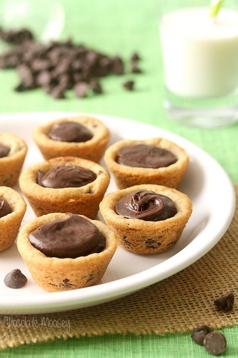 Fudge Filled Chocolate Chip Cookie Cups Nutella Cups, Chocolate Chip Cookie Cups, Homemade Peanut Butter Cookies, Mini Nutella, Cookie Cups Recipe, Mini Cups, Peanut Butter Cookie Dough, Filled Cookies, Cookie Cups