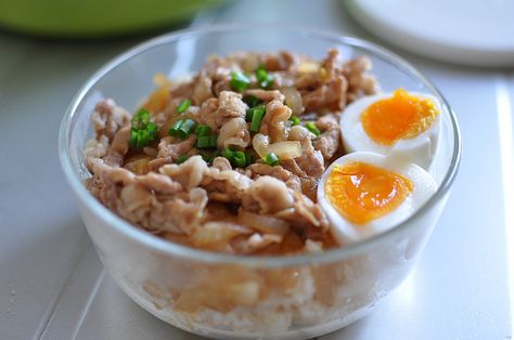 A bento this morning is a super quick one! Gyudon is a bowl of rice topped with simmered beef and onion, known as one of fast foods. Do you know *Yoshinoya*? I rarely eat beef except for hamburgers and BBQ. So I make beef-don with pork! I know that sounds funny, but you know .... Pork Gyudon Recipe, Gyudon Recipe, Bento Japanese, Bowl Of Rice, Fast Foods, Eat Beef, Rice Bowls, A Bowl, This Morning