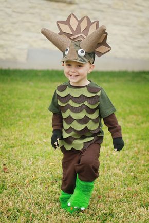 triceratops costume - home made Triceratops Costume, Diy Dinosaur Costume, Diy Fantasia, T Rex Costume, Dino Costume, Dinosaur Halloween Costume, Ring Master, Dinosaur Halloween, Classic Halloween Costumes