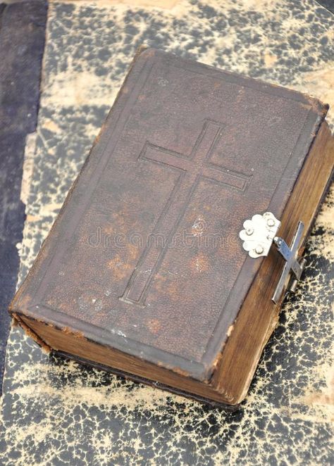 Gothic Bible Aesthetic, Vintage Bible Aesthetic, Old Bible Aesthetic, Bible Book Aesthetic, The Bible Aesthetic, Withering Rose, Bible Photography, Bible Pic, Old Bible