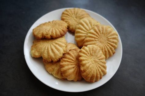 Vanilla Biscuits Easy Biscuit Recipes, Eid Biscuits, Easy Biscuit, Vanilla Biscuits, Easy Biscuit Recipe, Banting Recipes, Biscuit Bar, Vanilla Recipes, Biscuit Recipes