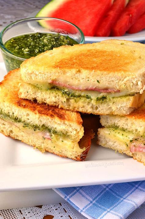 Pesto Grilled Cheese, Quick Sandwiches, Pesto Sandwich, Southwestern Recipes, Sliced Salami, Classic Grilled Cheese, Best Grilled Cheese, Patty Melt, Creamy Tomato Soup