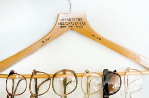 16 Amazing Things You Can DIY From Repurposed Hangers #diy #repurpose #upcycle #hangers Vintage Hangers, Clever Organizer, Sunglasses Storage, Hanger Diy, Astuces Diy, Organisation Hacks, Pant Hangers, Wooden Hanger, Master Closet