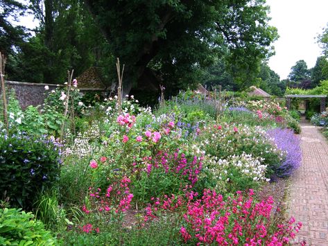 Gertrude Jekyll’s Munstead Wood – Invitation to the Garden Tudor Manor, Gertrude Jekyll, Manor Garden, Flower Bed Designs, Southern Garden, English Cottage Garden, English Country Gardens, Garden In The Woods, White Gardens