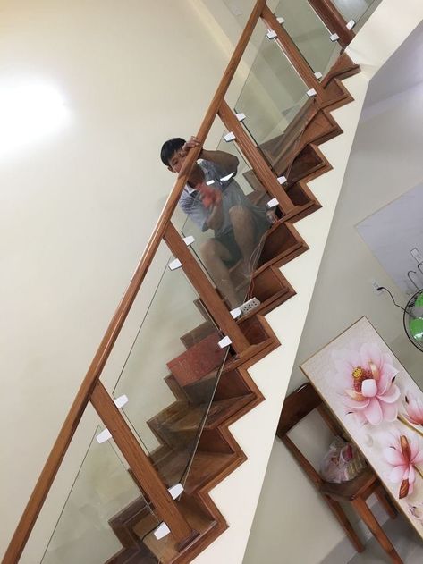 Wood Glass Staircase, Wooden Reling Design Design, Reling Design Wood, Wooden Glass Railings For Stairs, Staircase Railing Design Wooden, Wooden Stairs Railing Design, Wood And Glass Staircase Railing, Wooden Handrails For Stairs, Wooden Railings For Stairs