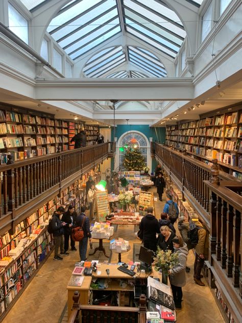 London Bookstore Aesthetic, Autumn Books Aesthetic, London Bookstores, London Bookshop, Bookshop Aesthetic, London Bookstore, Aesthetic Bookstore, Daunt Books, Bookshop Café