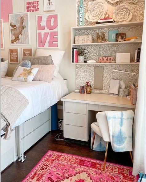 Pretty Dorm Room, Sorority Room, Blue Dorm, Pink Dorm Rooms, College Dorm Room Inspiration, Preppy Dorm Room, Dream Dorm Room, Dorm Room Styles, Pink Dorm