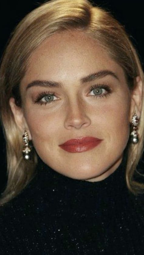 Sharon Stone Young, Sharon Stone Hairstyles, Face Art Makeup, Marilyn Monroe Photos, Sharon Stone, Hair Collection, Old Hollywood Glamour, Mode Vintage, Beauty Face