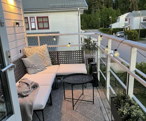 Ikea Jutholmen, Ikea Patio, Ikea Outdoor Furniture, Copenhagen Apartment, Small Apartment Balcony, Small Apartment Balcony Ideas, Ikea Outdoor, Balcony Decor Ideas, Backyard Dinner Party