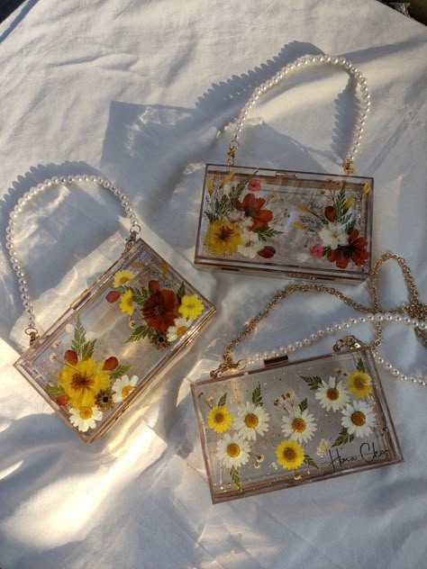 #clutch #flowerclutch #resinclutch #flowerresinclutch #pressedflower #driedflower Resin Clutch Bag, Resin Clutch, Diy Resin Phone Case, Resin Bag, Resin Phone Case, Resin Crafts Tutorial, Diy Resin Projects, Diy Bags Patterns, Resin Design