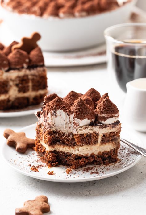 Crowd Desserts, Cozy Dessert Recipes, Christmas Tiramisu, Tofu Dessert Recipes, Tiramisu Aesthetic, Dairy Free Tiramisu, Mascarpone Cake, Gingerbread Dessert, Vegan Tiramisu