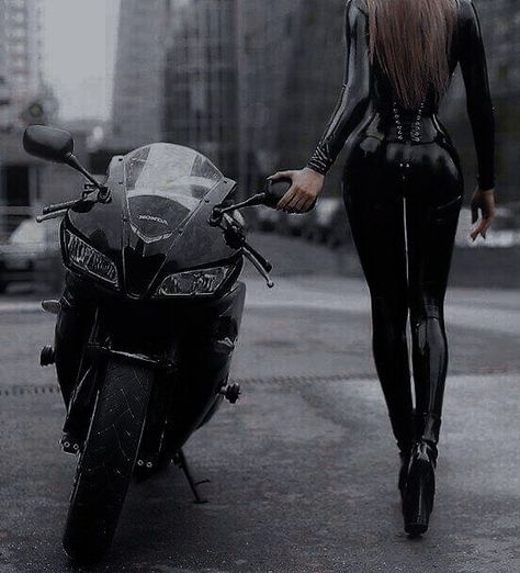 #motogirl #motorcycle Motorcycle Aesthetic, Biker Aesthetic, Queen Aesthetic, Badass Aesthetic, Valentine Photography, Badass Women, Motorcycle Girl, Feminine Aesthetic, Biker Girl