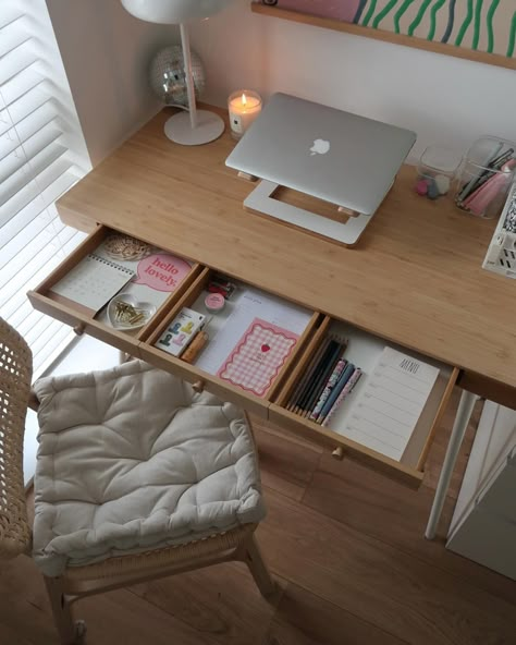 girly moments 🌷 #pinterestaesthetic #apartmentliving #girlstyle Room Desk Aesthetic, Study Area Aesthetic, Desk Decor Aesthetic, Girly Office, Aesthetic Apartment, Uni Room, Desk Inspo, Dorm Room Inspiration, Girly Room