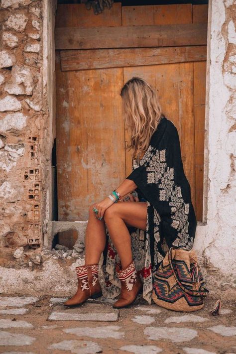 Black Bohemian Dress, Bohemian Style Kimono, Look Hippie Chic, Kimono Outfits, Minimalist Moda, Women Kimono, Cowgirl Style Outfits, Boho Inspo, Mode Hippie