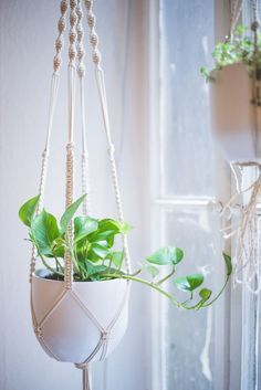 Macrame Plant Hanger Tutorial Plant Hanger Tutorial, Diy Macrame Plant Hanger Tutorials, Diy Macrame Wall Hanging, Tutorial Macramé, Macrame Wall Hanging Tutorial, Macrame Plant Hanger Tutorial, Macrame Plant Hanger Patterns, Diy Macrame Plant Hanger, Hanger Diy