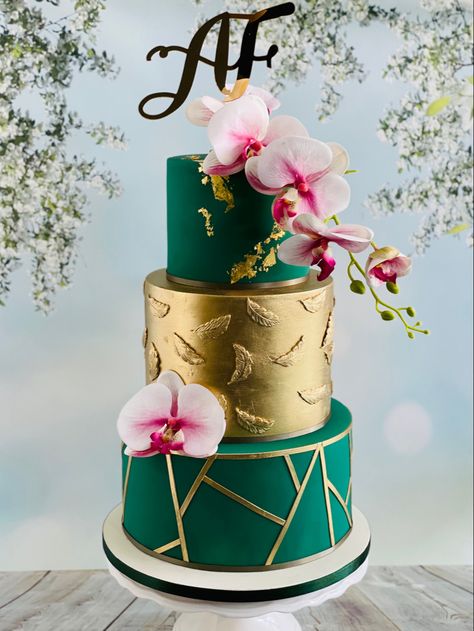 Wedding Cakes Emerald Green And Gold, Emerald Green Cakes, Emerald Green Cake Birthday, Emerald Green And Gold Wedding Cake, Emerald Green Cake Ideas, Emerald Green And Gold Cake, Green And Gold Birthday Cake, Emerald Green Birthday Cake, Green And Gold Wedding Cake