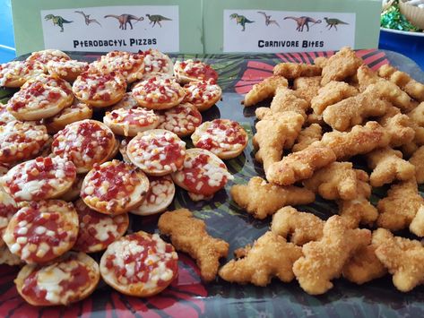 Dinosaur Party Ideas - Table and a Chair Dinosaur Birthday Party Table, Dinosaur Birthday Party Food, 4de Verjaardag, Jurassic Park Party, Jurassic Park Birthday, Girl Dinosaur Birthday, Birthday Party Table, Park Birthday, Dinosaur Themed Birthday Party